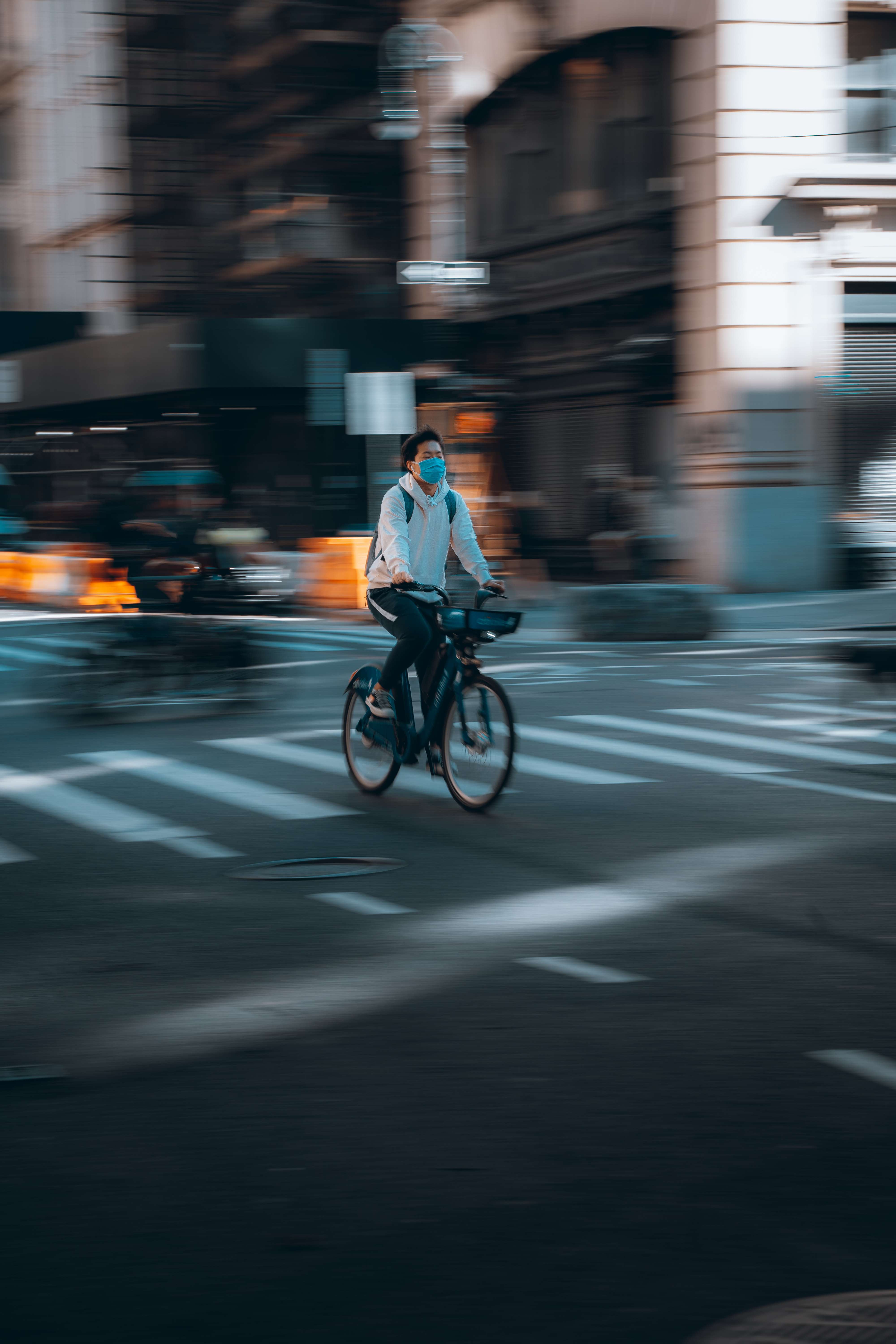 Ciclista en calle urbana