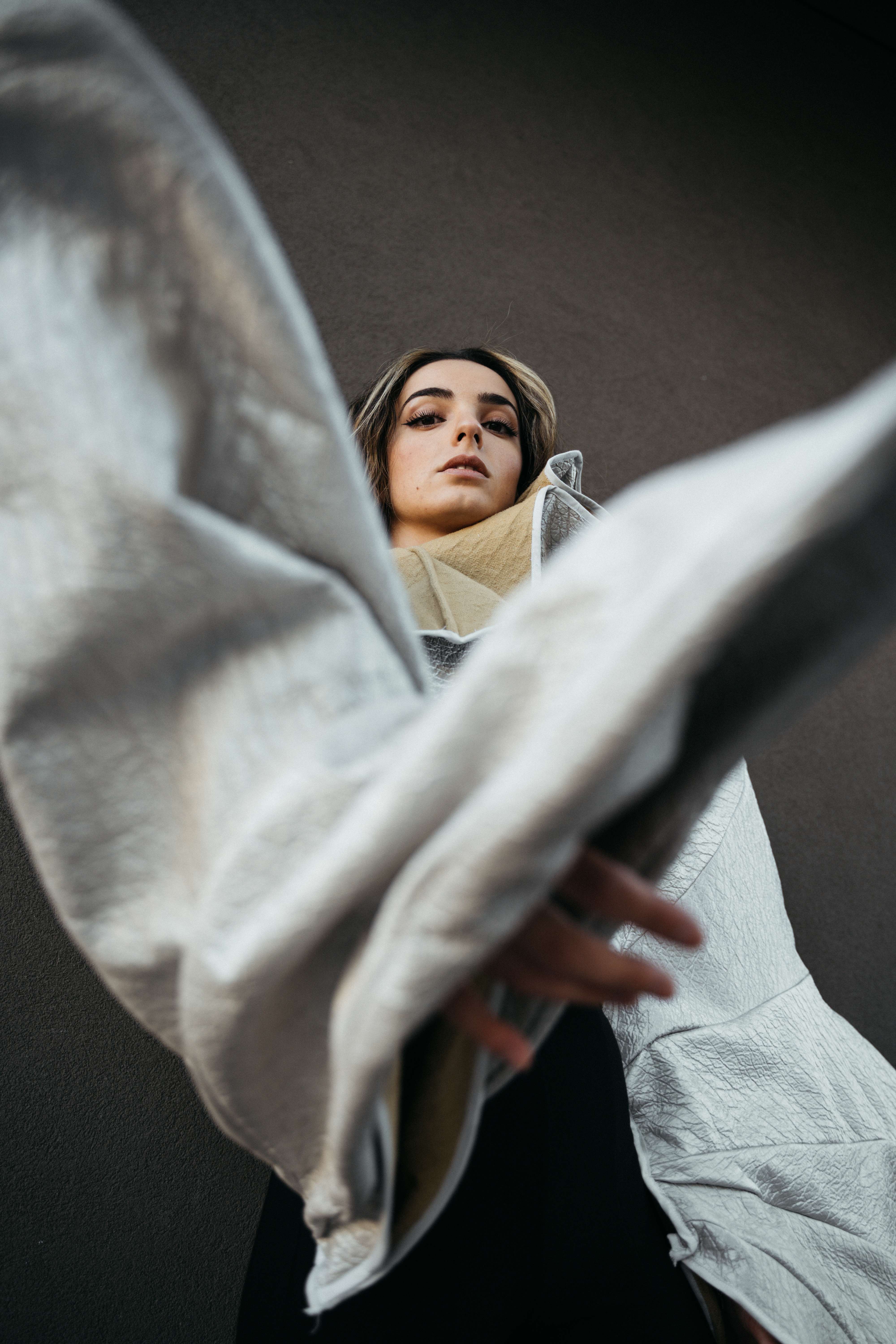 Mujer en rampa, arquitectura blanca