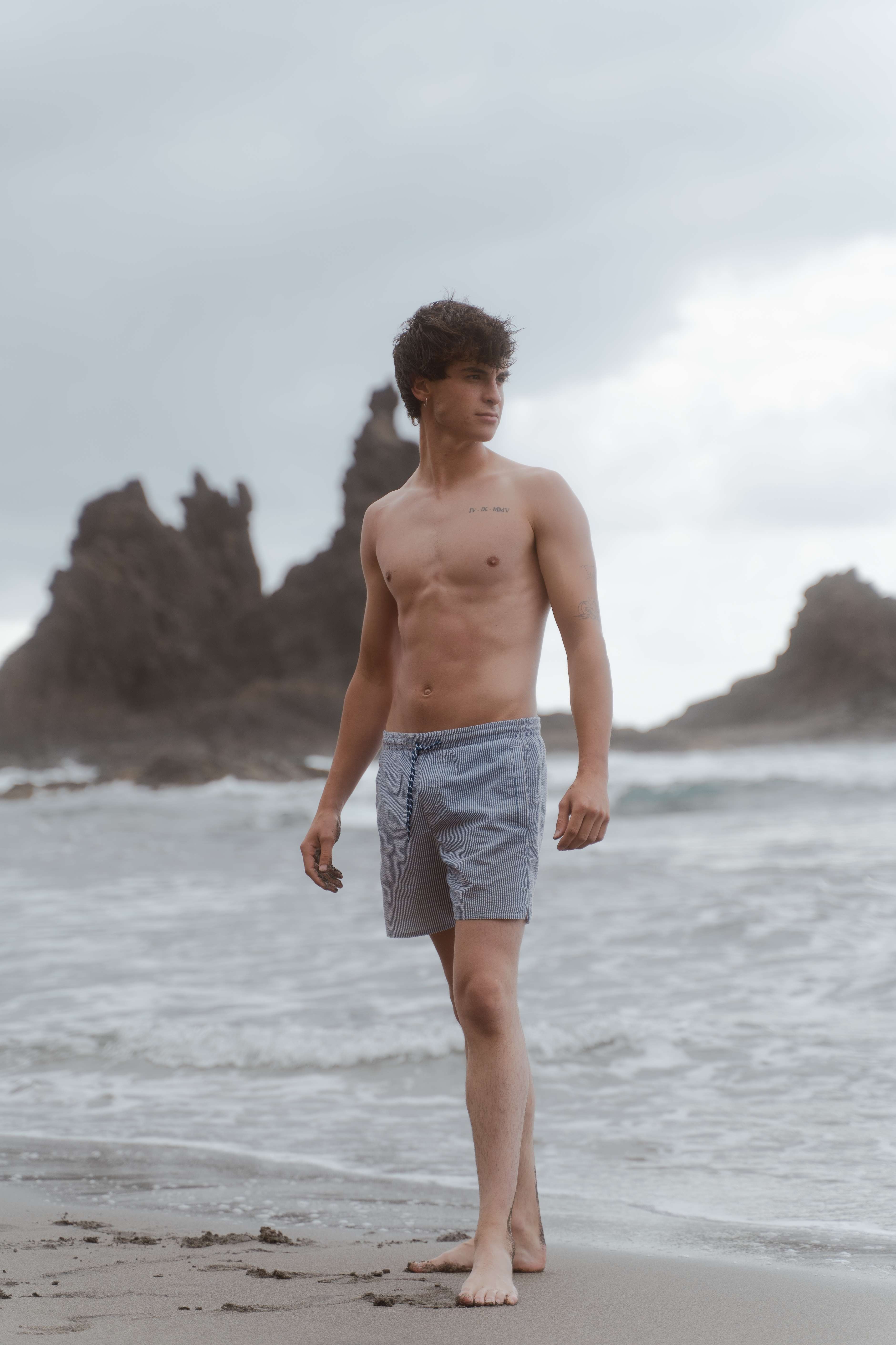 Chico de Benijo ante roques volcánicos