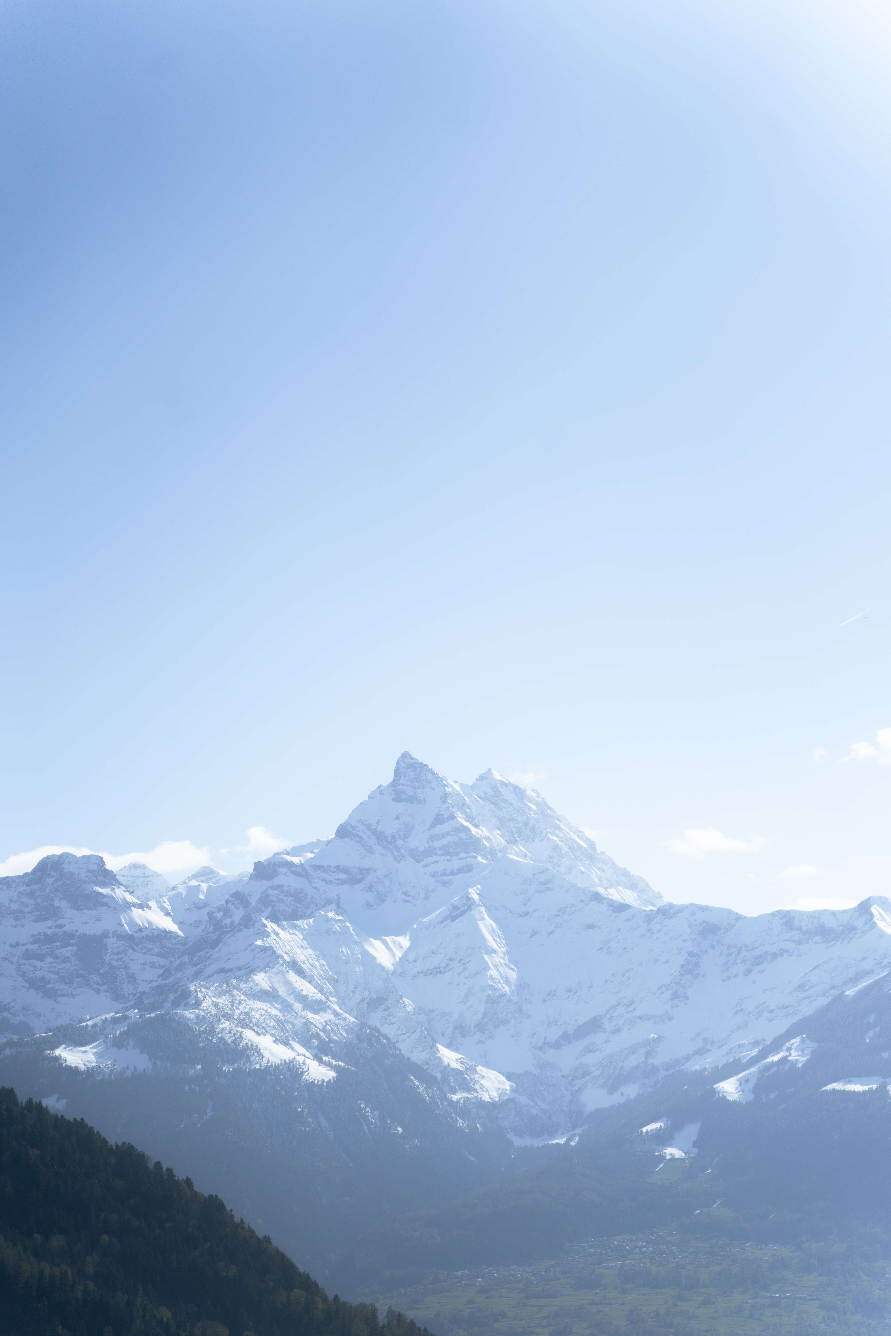 Alpes nevados, luz matutina