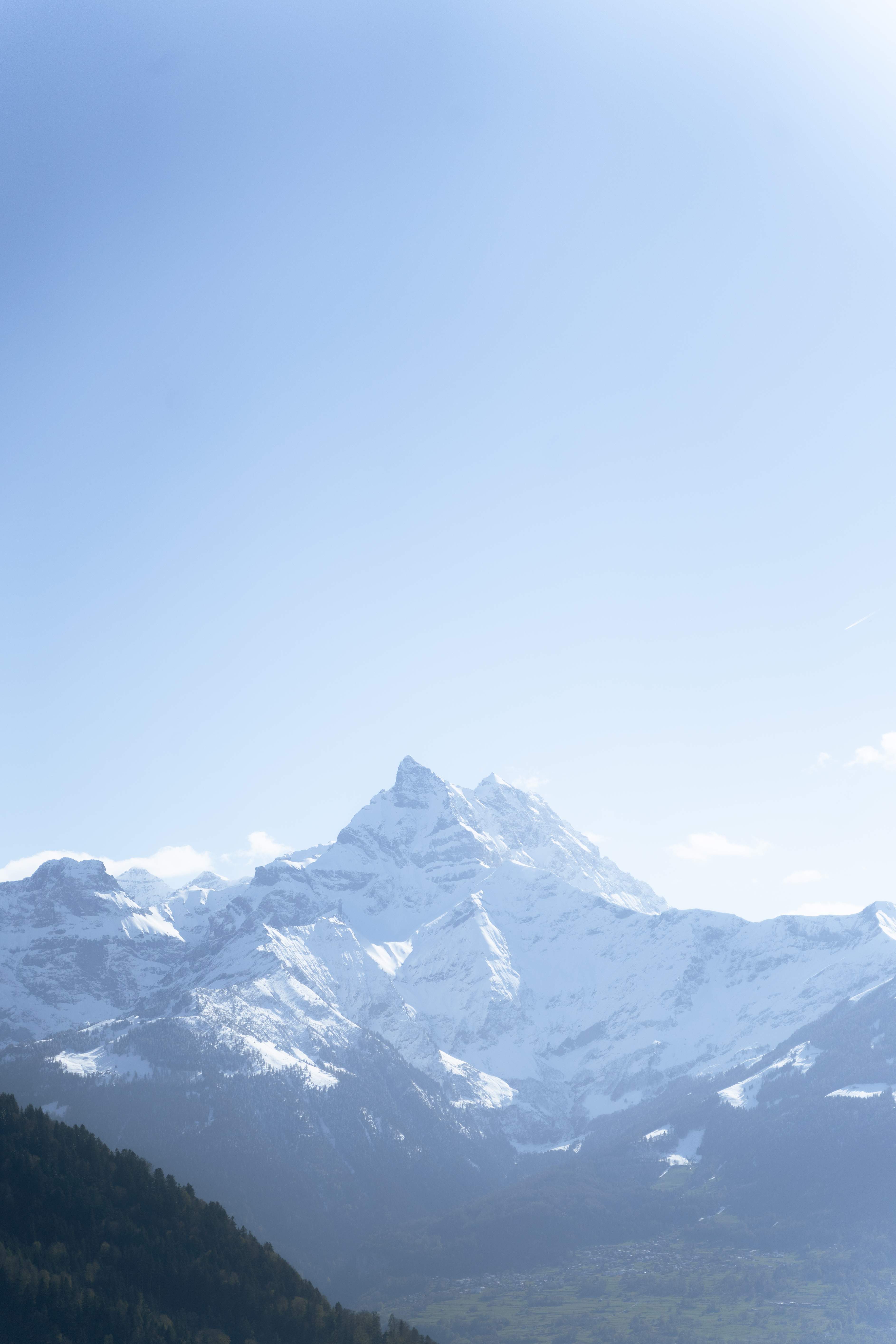 Alpes nevados, luz matutina