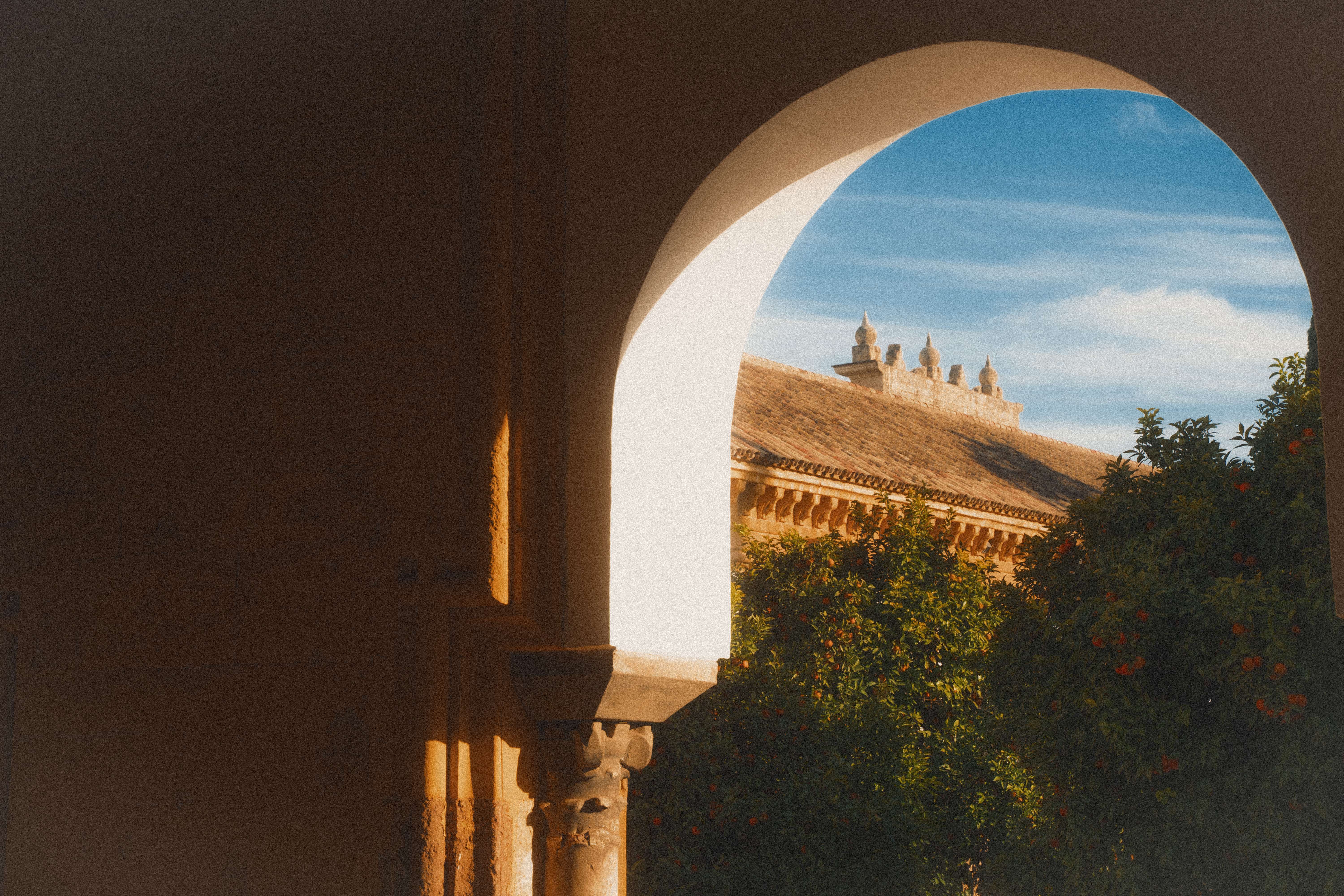 Arco y naranjos, patio