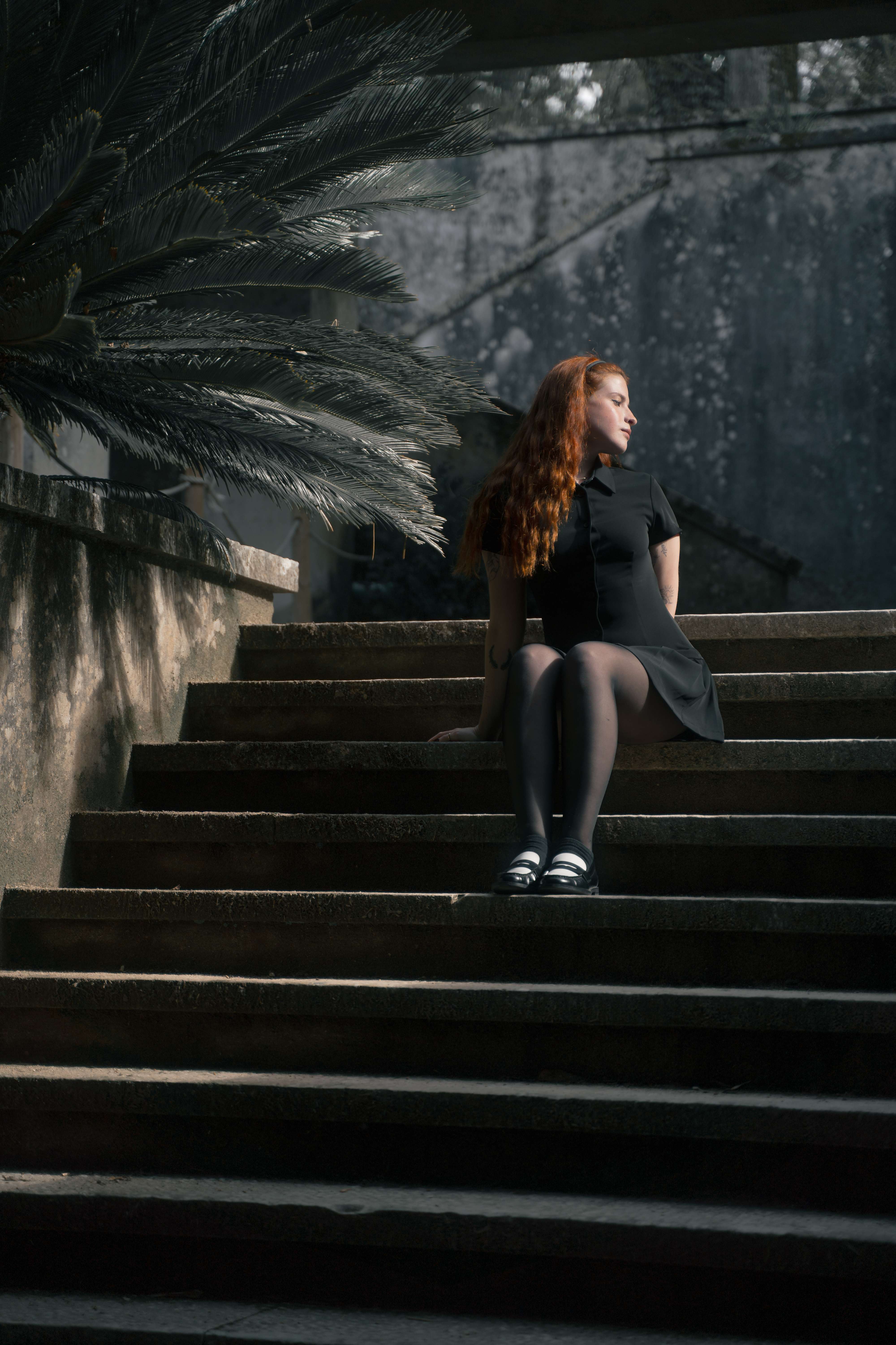 Escalinata de Sintra, mujer en clave oscura