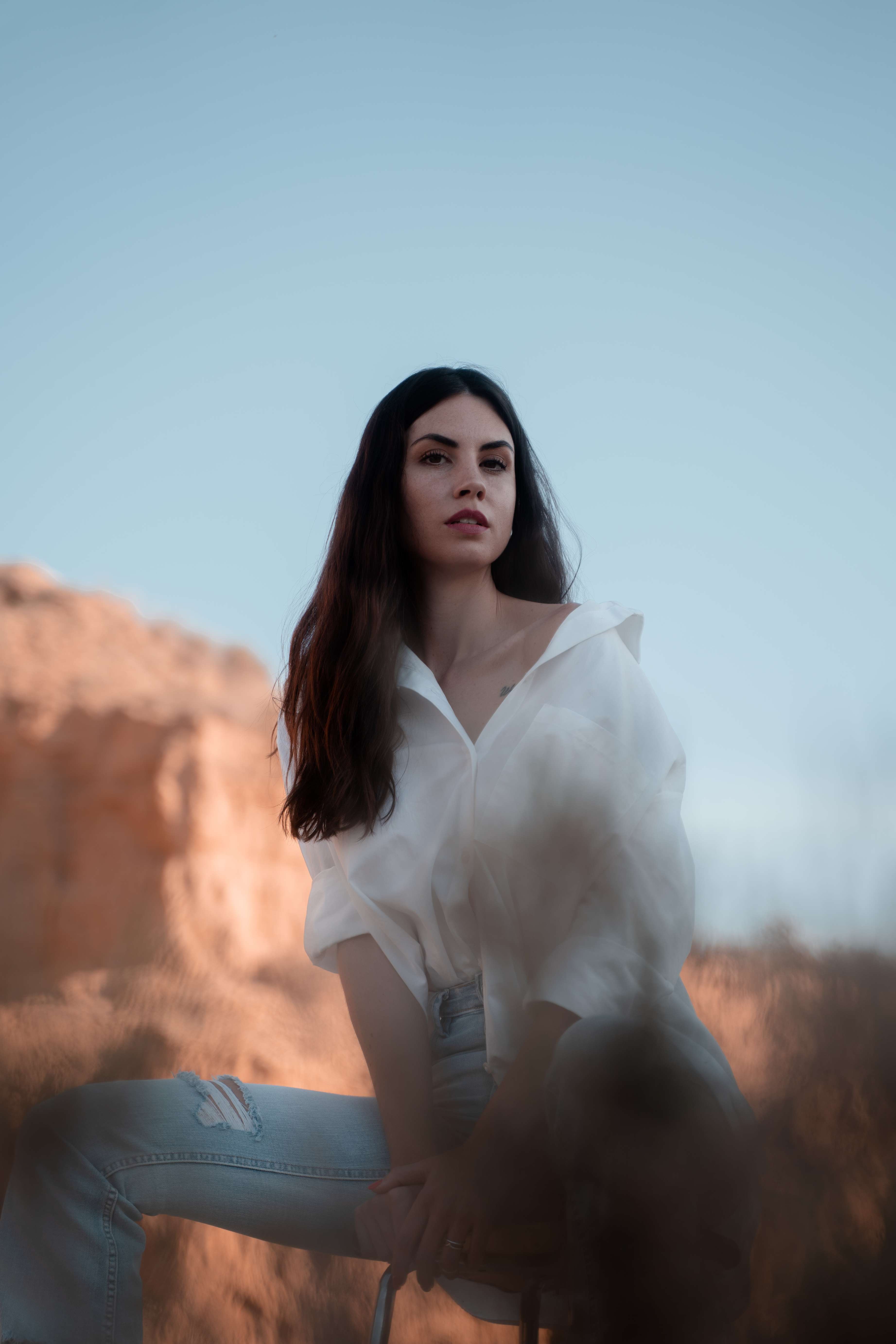 Mujer blanca sobre blanco y tierra, cielo lavado